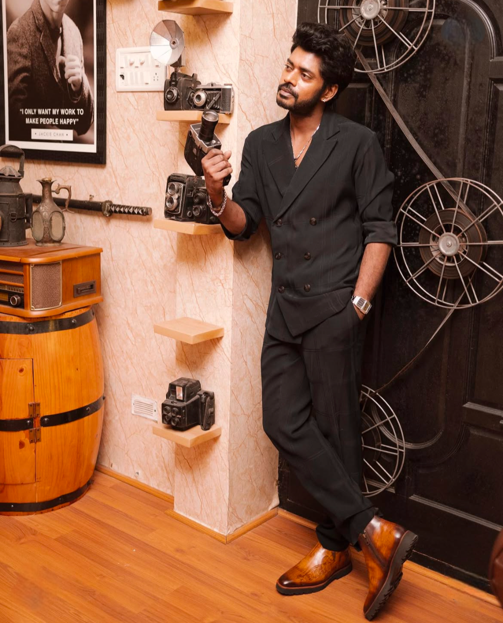 Sandy Master - Danny & Jones strikes the perfect balance between comfort and elegance. As a dancer, I need shoes that move with me — and these do it effortlessly. Impeccable craftsmanship and timeless style make all the difference. Every step in Danny & Jones feels like a statement.